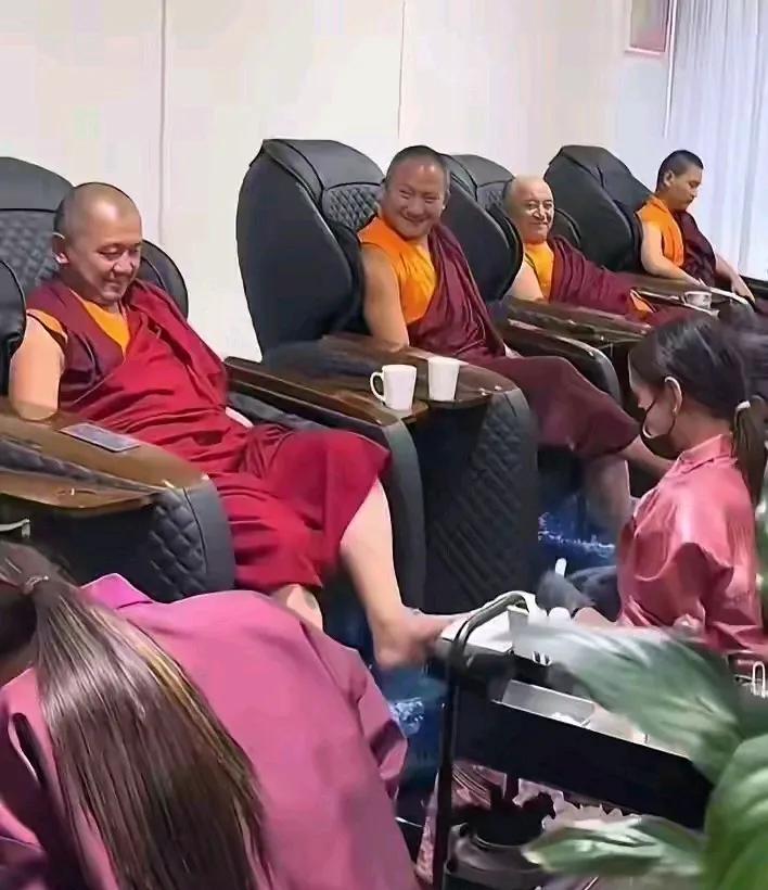 原来我们捐的钱，都被和尚们这样糟蹋掉了。