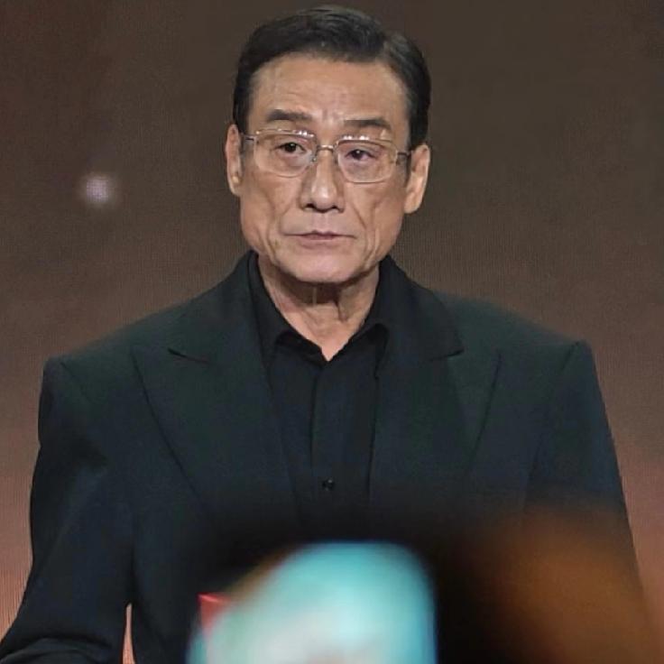 梁家辉证明了一件事不管你多有钱、多有才华，也不一定能在人民日报发文。8