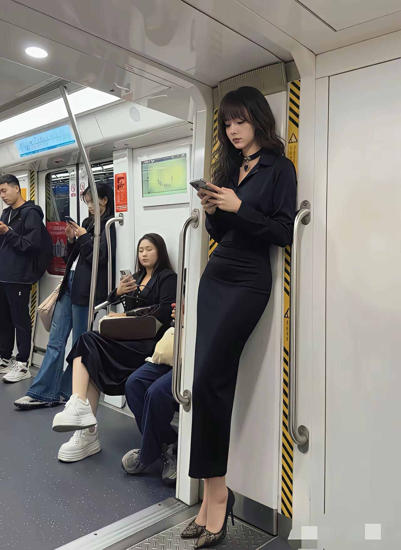 车上全是玩手机的，来一把王者