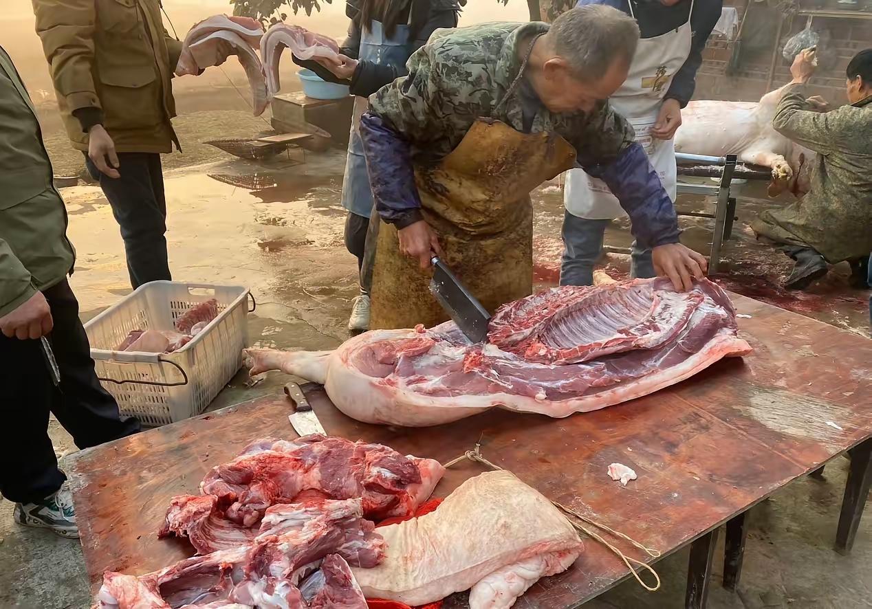 在这三天的直播间当中，呆呆里面的大哥们刷的打赏礼物，是停不下来的。有人总结了一下