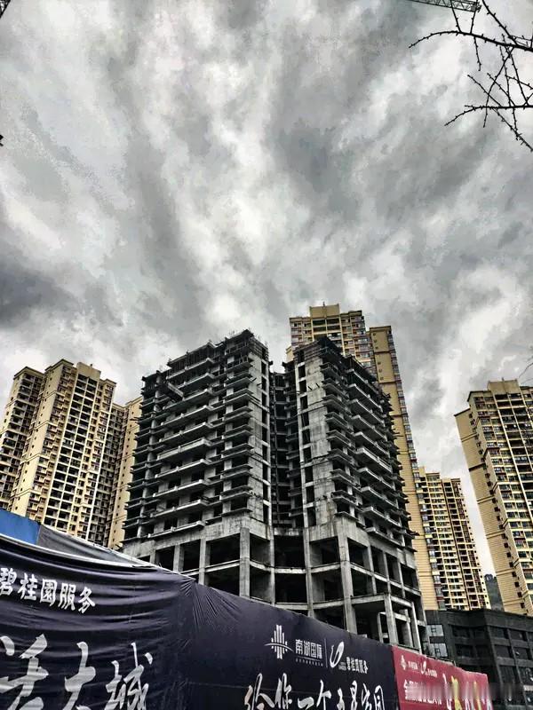 当年恒大暴雷的时候，说会影响300万家庭。很多炒房客就觉得房价不可能跌，房价跌
