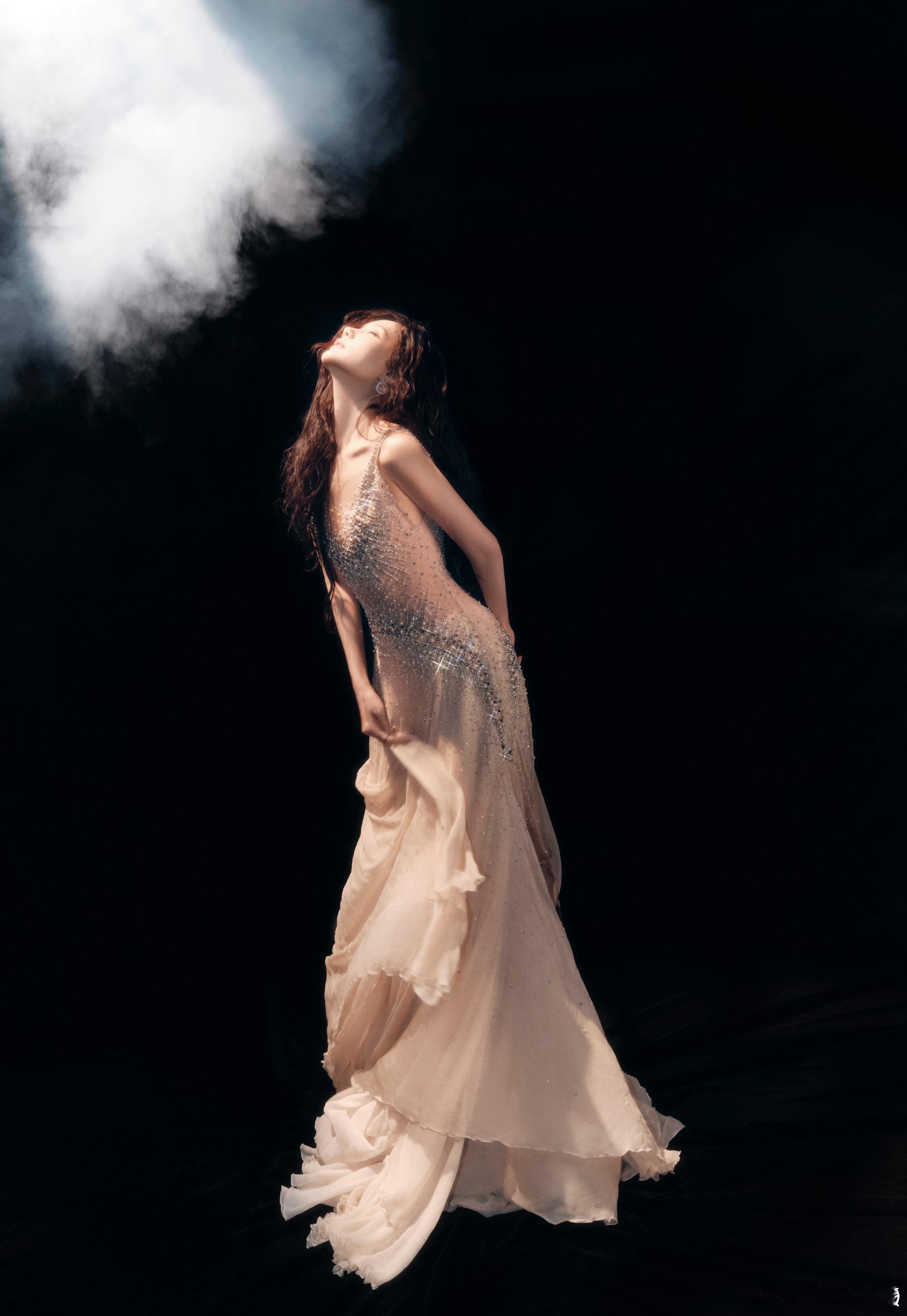 李一桐尖叫之夜出图淡颜系天花板了，裸色闪钻裙恰到好处的美