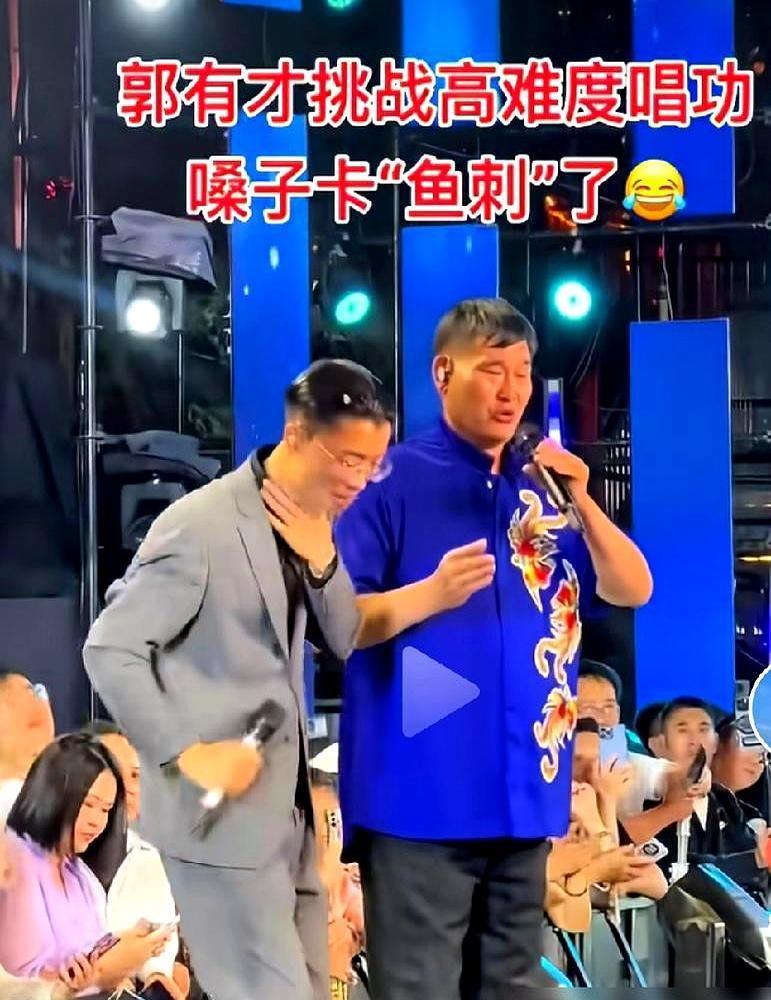 青州不夜城的灯一亮，周年舞台就像试金石。郭有才请来朱之文同唱《北国之春》，第一