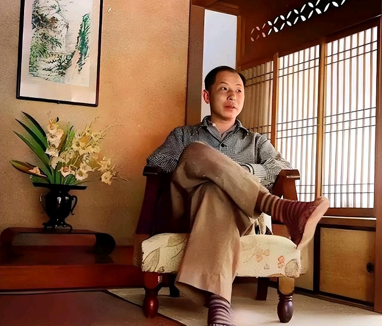 张学良在软禁的时候很喜欢喝可乐，每天要喝三四瓶。当时1美元可以买20瓶可乐，3.