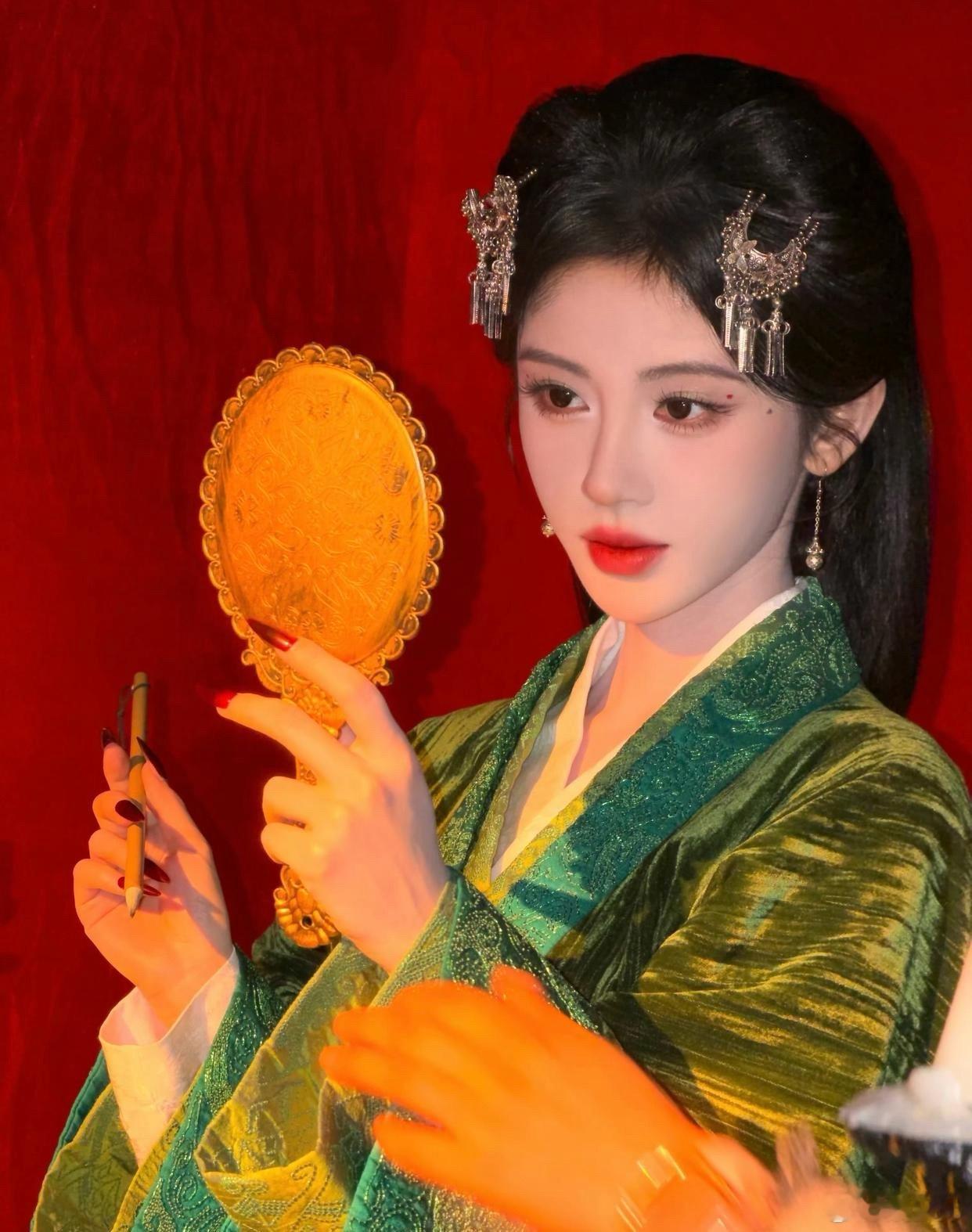 1.唐艺昕前两年没什么工作的时候天天在家炒股、理财，不过她确实不太擅长这些，大部