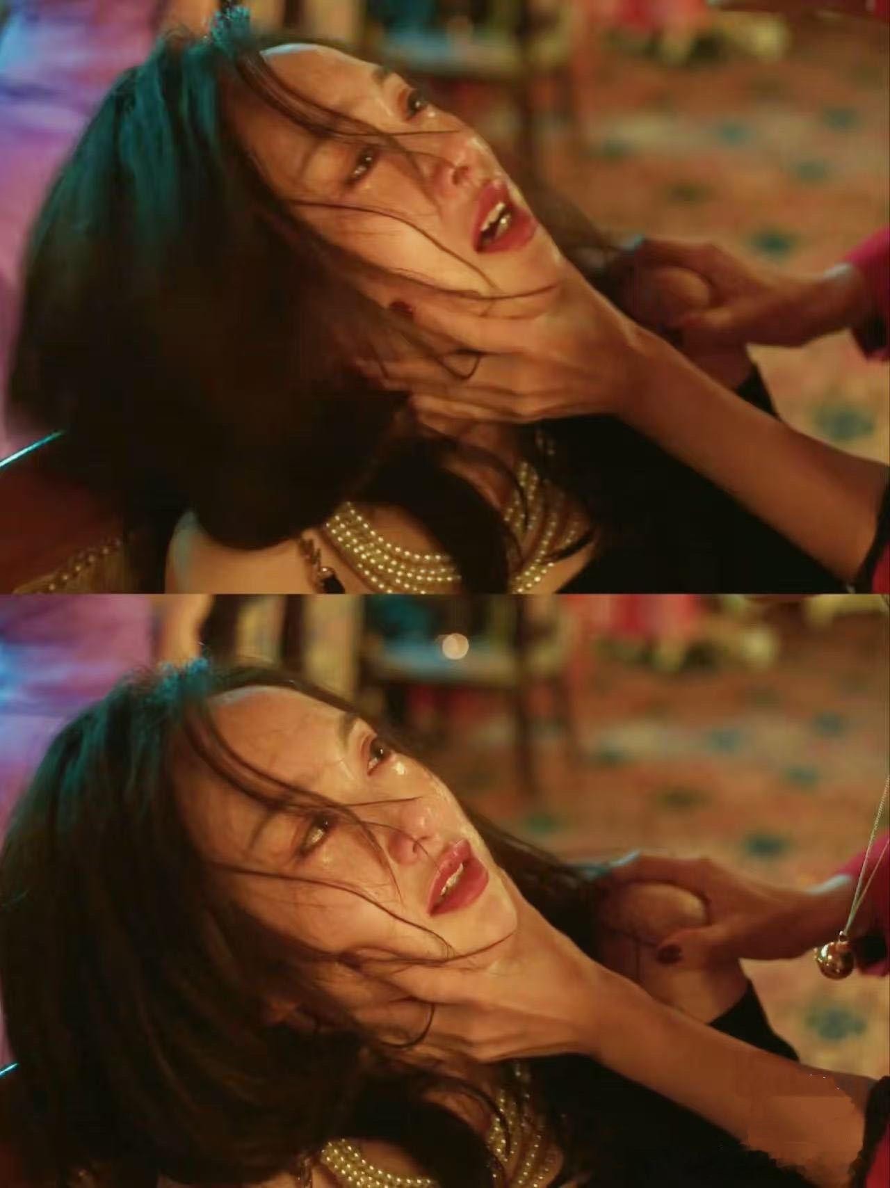 唐嫣明媚暗黑反差感唐嫣在《人之初》里的曲梦，真的很适合反复品味，台上的她光彩照人