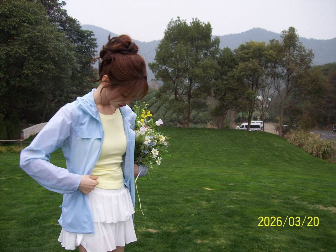 杨超越最新物料：超越妹妹直播造型