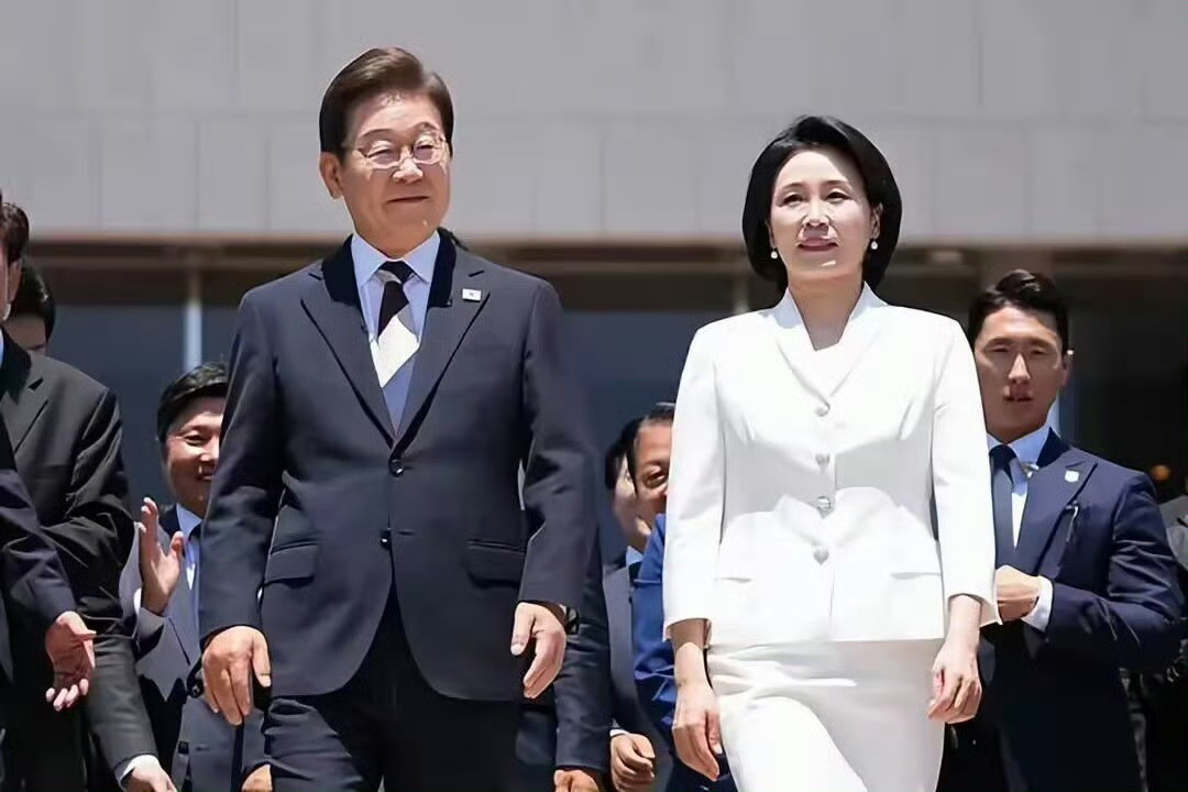 金惠京，李在明的贤内助，可比前第一夫人看着顺眼多了，样子也像第一夫人！金惠京和李在明当时一起上过综艺