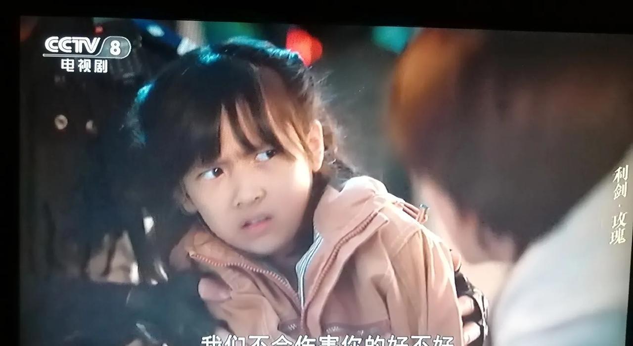 小孩子跟着坏人，更具有欺骗性。让人放松警惕。使得坏人轻而易举地就得逞了。就想知