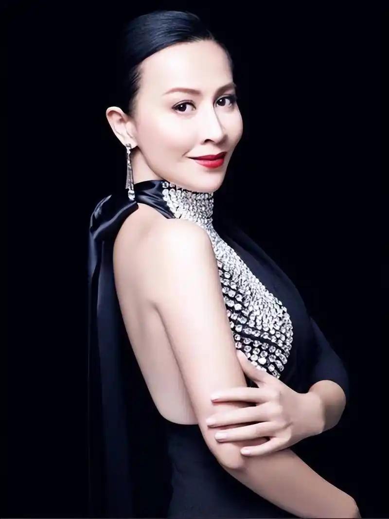 全香港都清楚是谁绑架了刘嘉玲，却没人敢点名，也抓不到这帮人，说实在的，当年轰动全