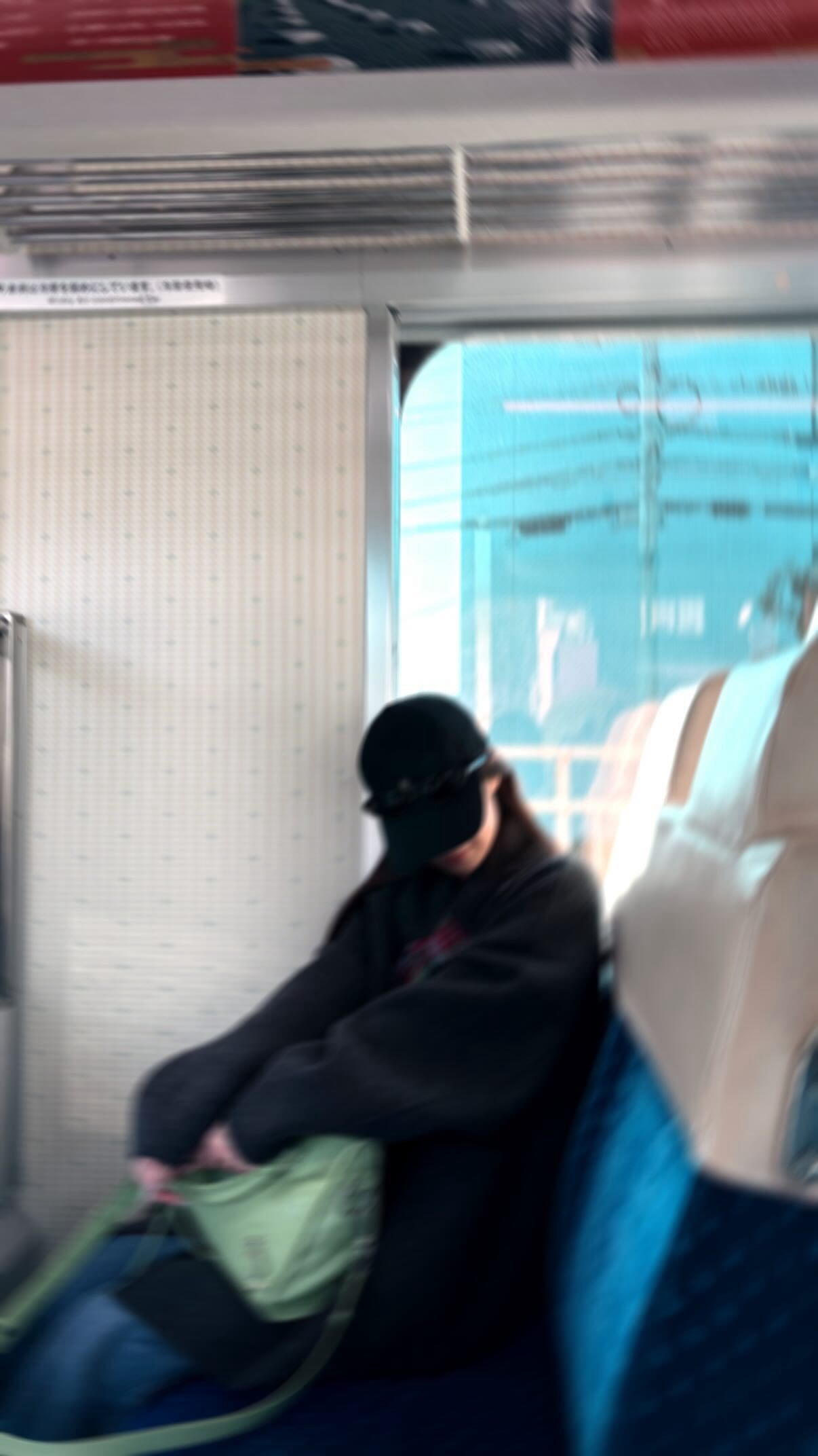 寺田蘭世「お仕事で行ってきました。少しだけ観光できた。」「霹靂一閃、推しメンは童