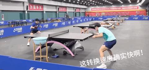 梁靖崑已经开始为乒超训练了。对面果不其然，是他最忠实的小粉丝温瑞博。温瑞博对梁