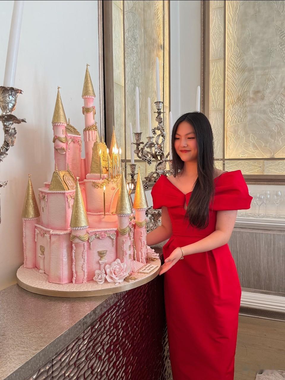 王诗龄的生日蛋糕…好漂亮的一座城堡。🎂王诗龄太太太幸福啦！有爸爸妈妈和朋