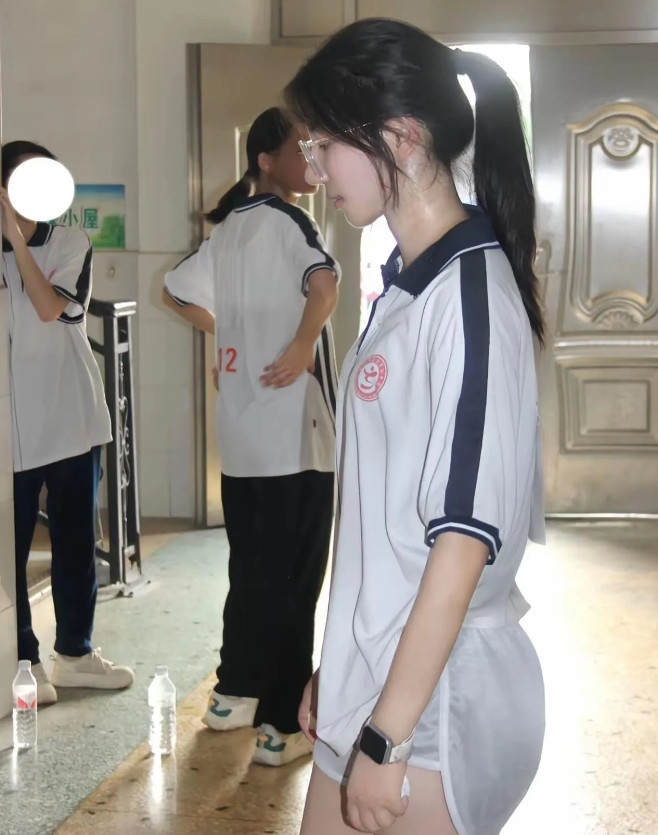初中生跑一百米就累成这样子了