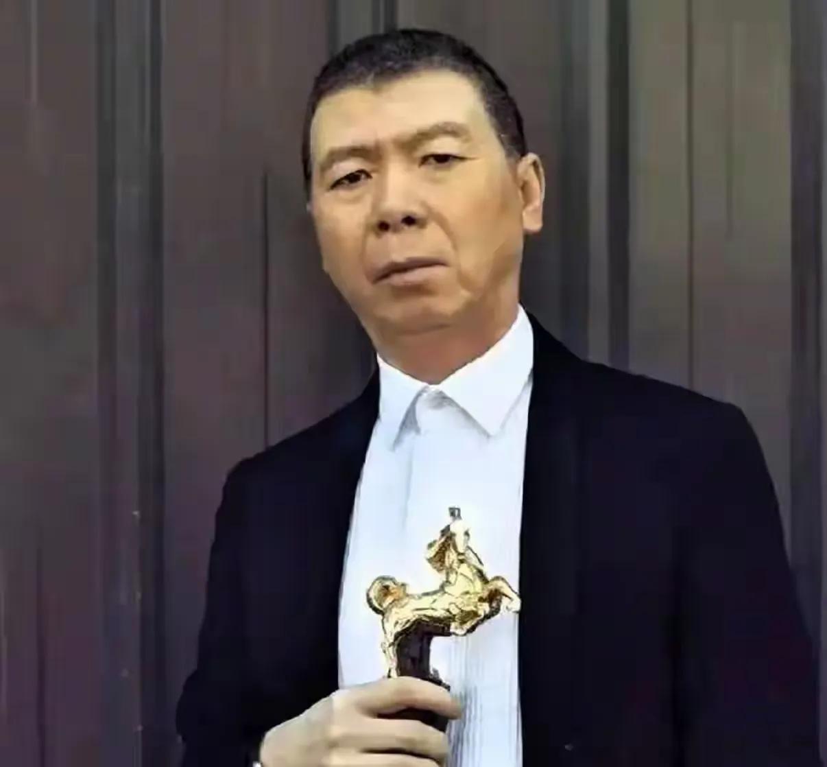 不得不承认，冯小刚还是挺有商业头脑的，知道咋填补亏空。现在冯导不在乎特务抓没抓