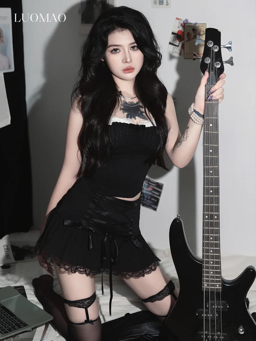 美式复古辣妹的写真🎸甜酷拽姐写真。成片像画报上的杂志页 一身黑色吊带...