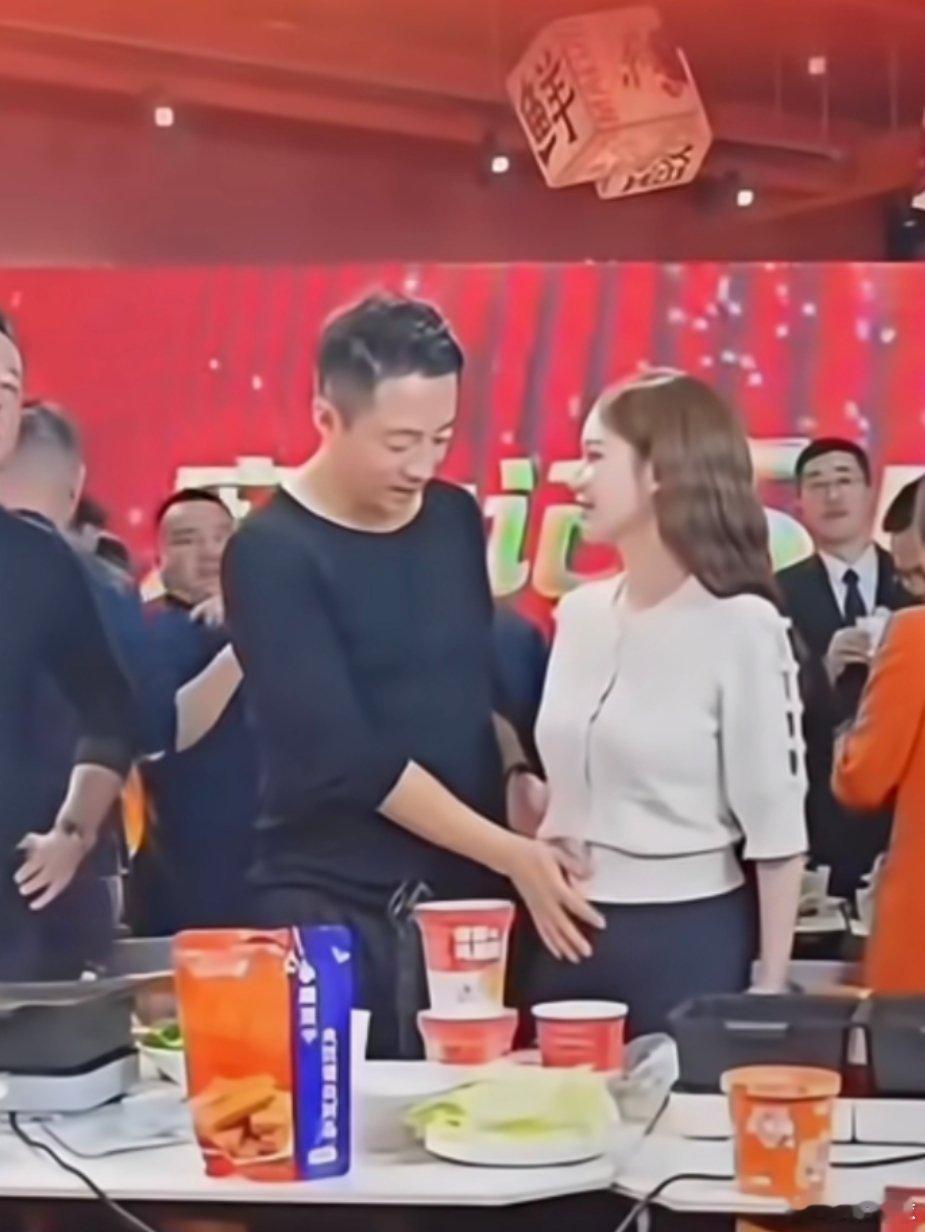 马筱梅展示孕肚，汪小菲一脸宠溺，大S当年也一样，脸上都是幸福的模样，汪小菲是个好