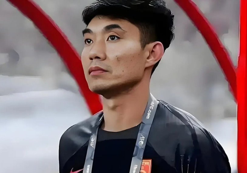 郑智执教西海岸队的前景，应该比邵佳一更好一些，大致原因有以下两点。①教练团队更