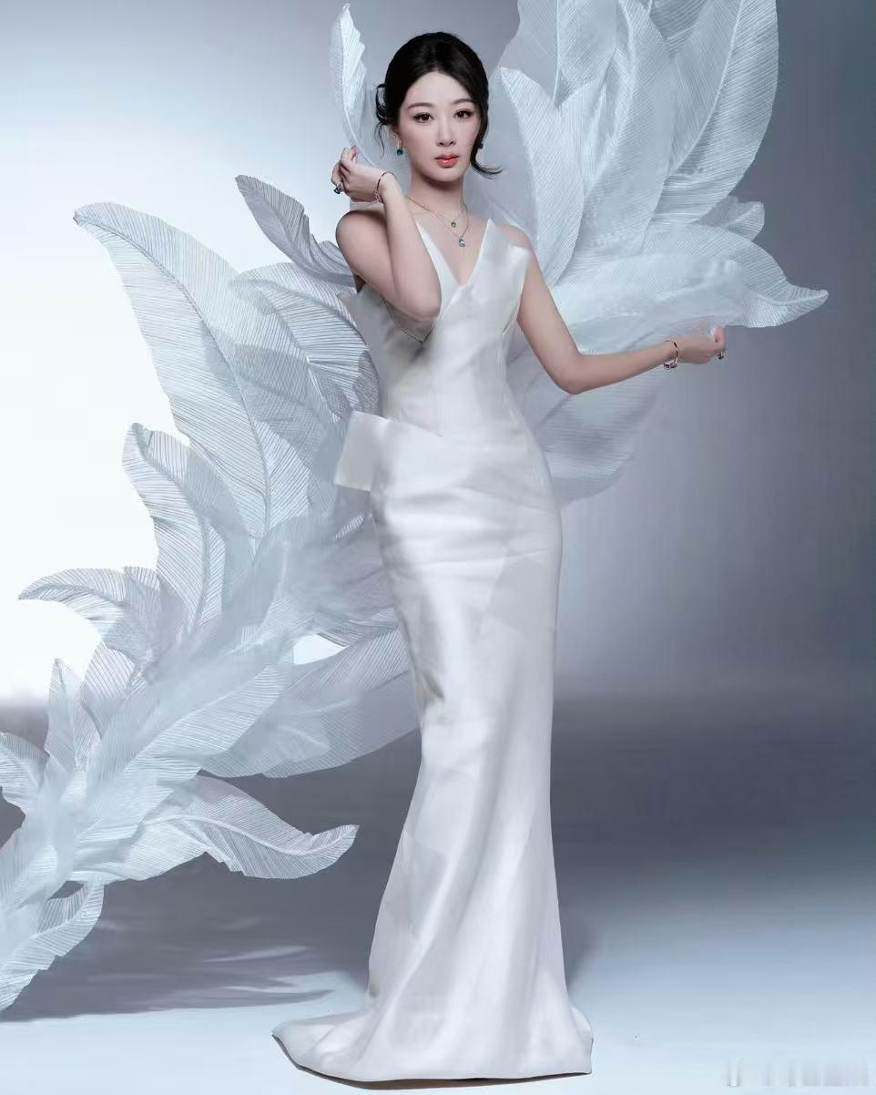 杨紫工作室深夜出图杨紫工作室深夜出图！晚睡福利有！！！杨紫身上有12颗珠宝杨