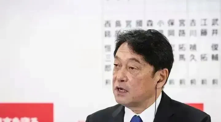 日本对美国的无礼反击日本最近愤怒了！自民党政策调查会长小