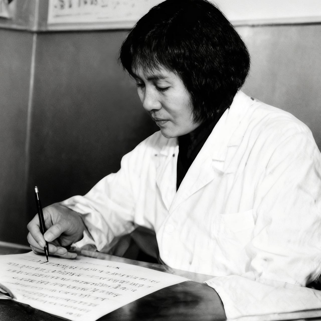 60年代，吴石的女儿吴兰成，一张罕见的工作照，镜头中的吴兰成正在伏案工作，当时的