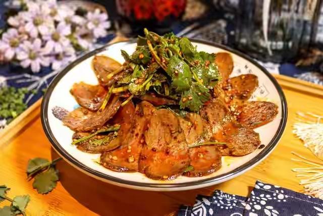 现在的熟食店很多食品根本卖不出去，一个是价格的原因，现在猪肉牛肉都价格不高。但是