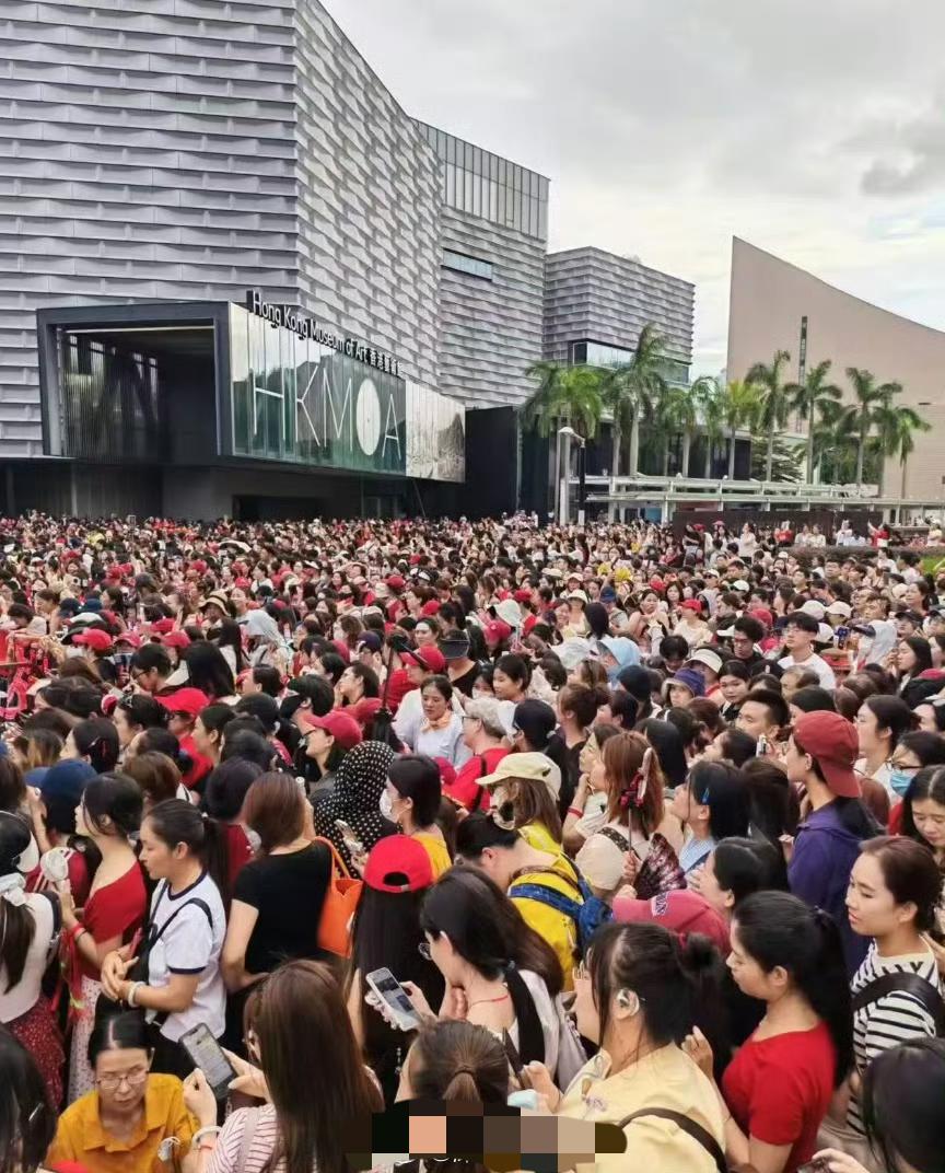 昨日肖战现身香港，人山人海，香港也有这么多迷妹们？风头盖过众多港星。地点是香港