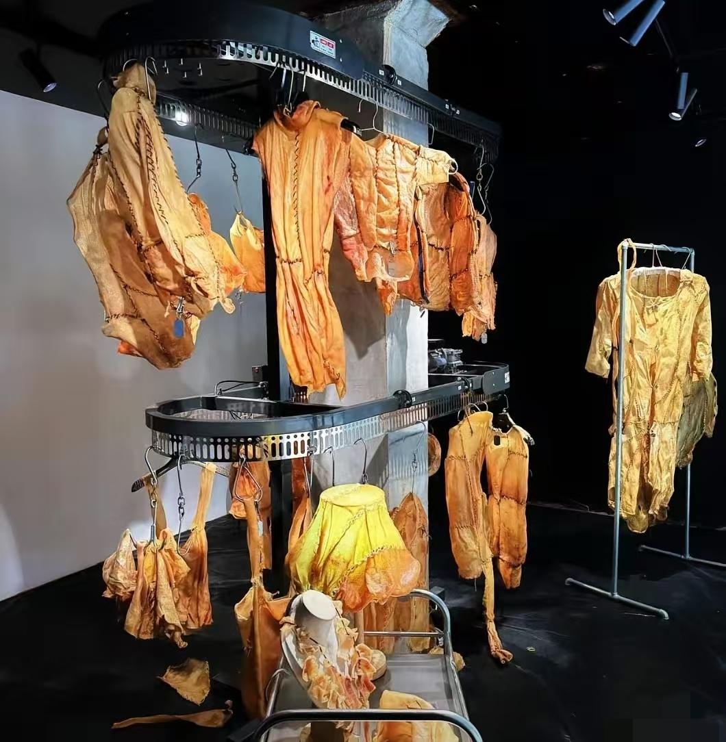 上海某艺术展三天被叫停，不是因为丑，是因为真得让人害怕。那些血淋淋的肢体模型