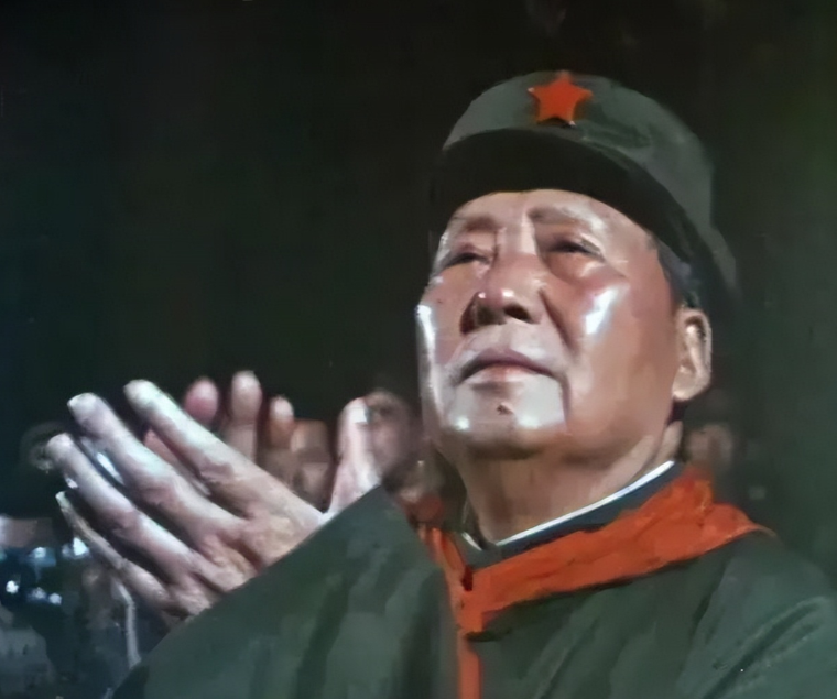 建国后，毛主席身穿军装鼓掌的一张罕见照片在六十年代，有一张罕见的照片令人瞩目