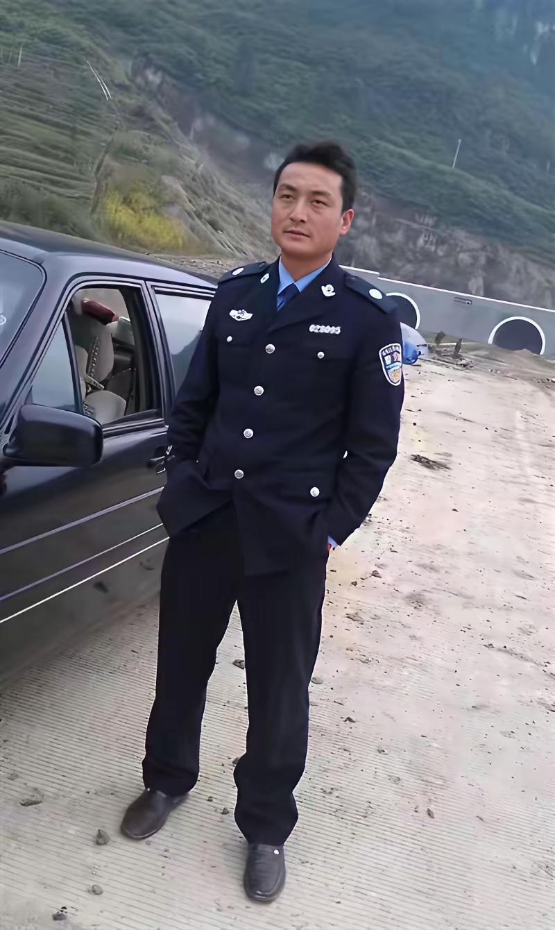 戴着“总警监”警衔，这是什么操作，到底是拍电视剧还是自己随便买来戴着玩的，从图中