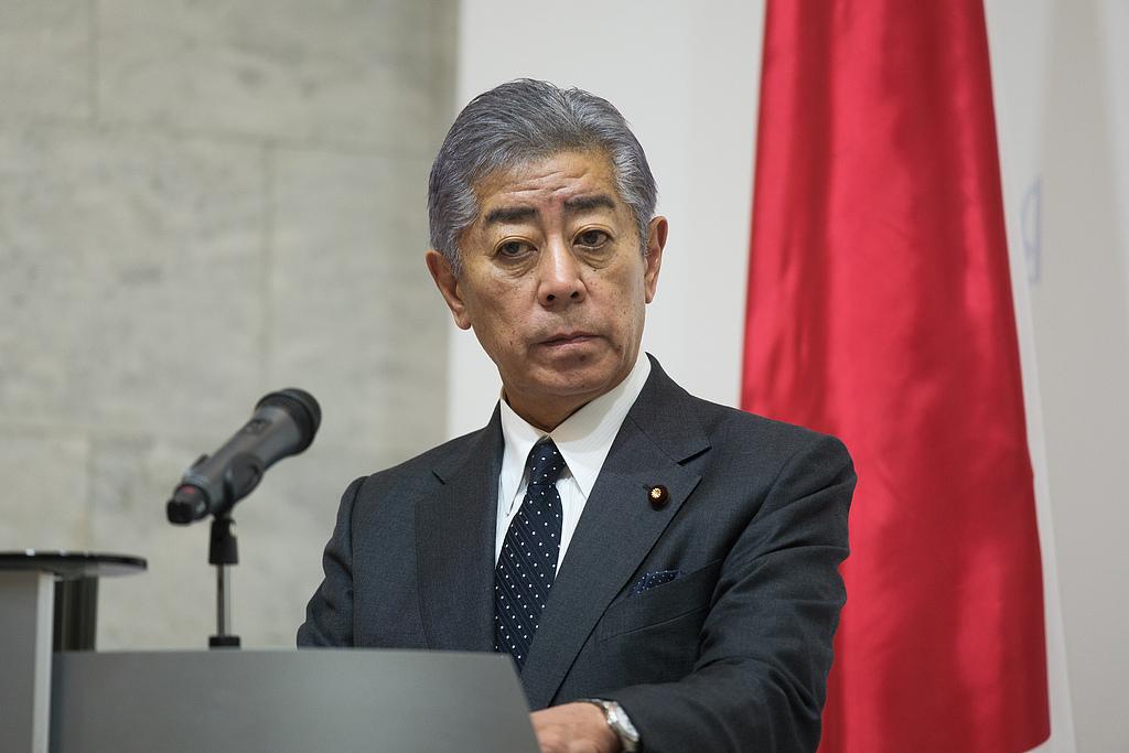 日本卸任外相岩屋毅跑到咱们这儿来张嘴要稀土，说咱们这边批稀土许可证的流程走得磨磨