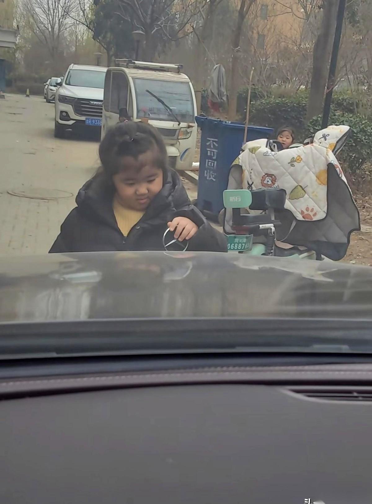 我跟你说，要是我坐车里，眼睁睁看着一小孩把我奔驰标给掰了……我血压估计当场就上
