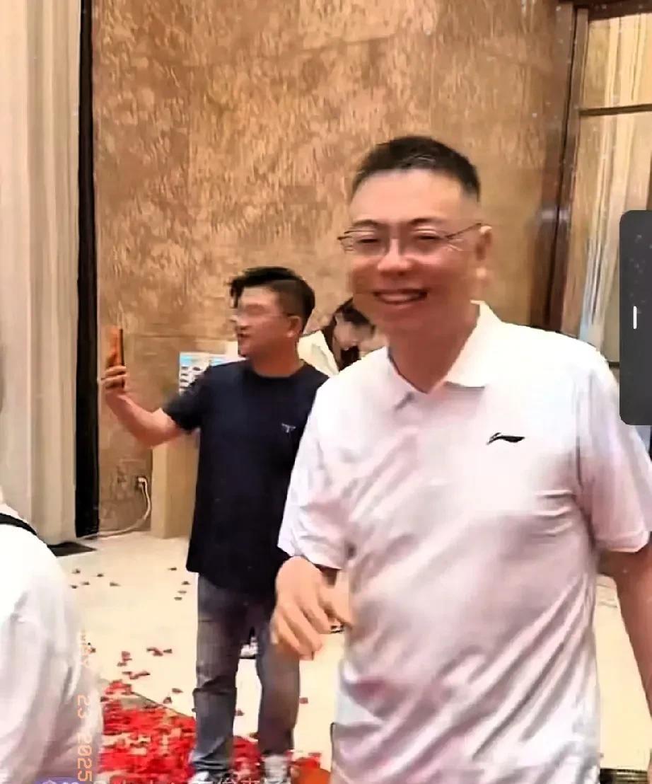 广厦冠军庆功宴上，来了两个不速之客，李春江和方俊，篮球名宿王非也来捧场，楼总三代