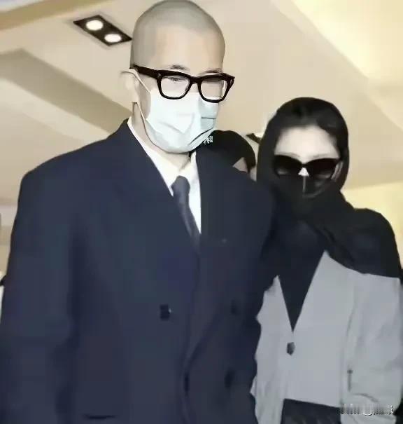 大S当初深情悲伤参加小S公公葬礼！黑色墨镜，黑色头巾，黑色口罩，也挡不住她白皙