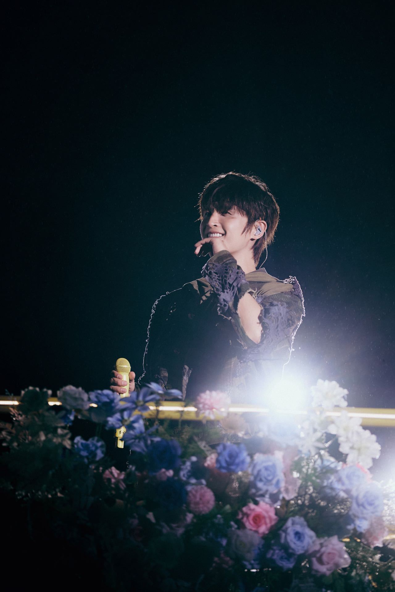 张远雨中唱嘉宾灯光勾勒出朦胧美感，雨声相伴歌声，这份独有的浪漫与遗憾让人念念不忘