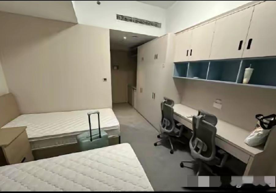刘强东真的队员工很慷慨，连实习生都能分配一套两居室，这种待遇在别的公司，只有领