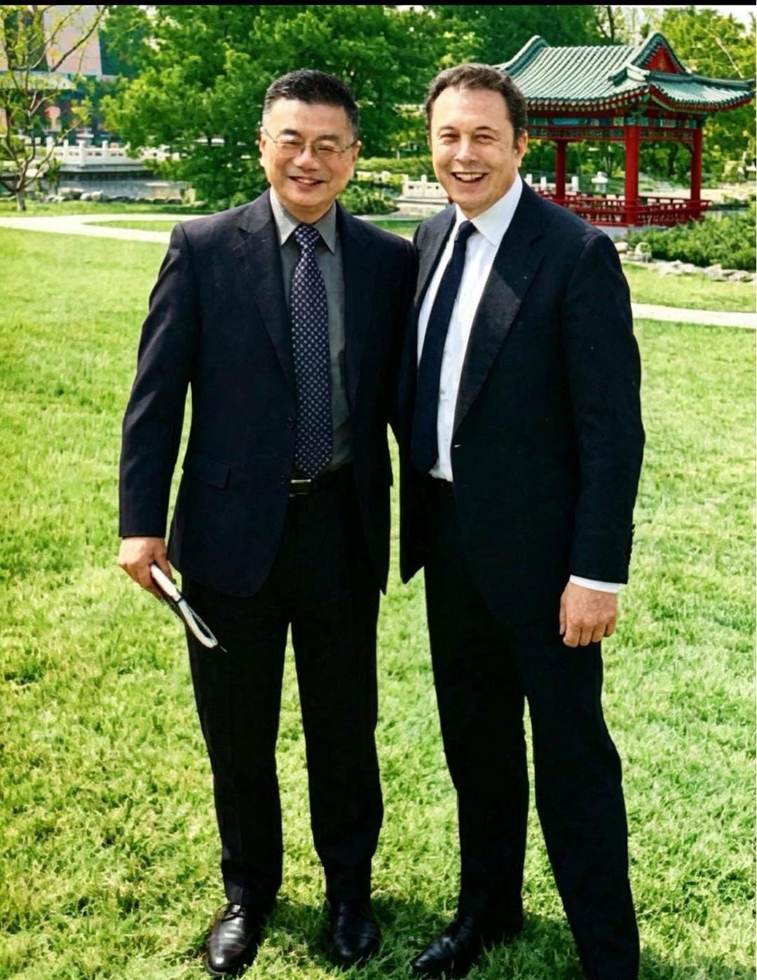 马斯克有个中国同学，叫任宇翔，地道的上海人。这人来头不小，上海四校生，华师大二附
