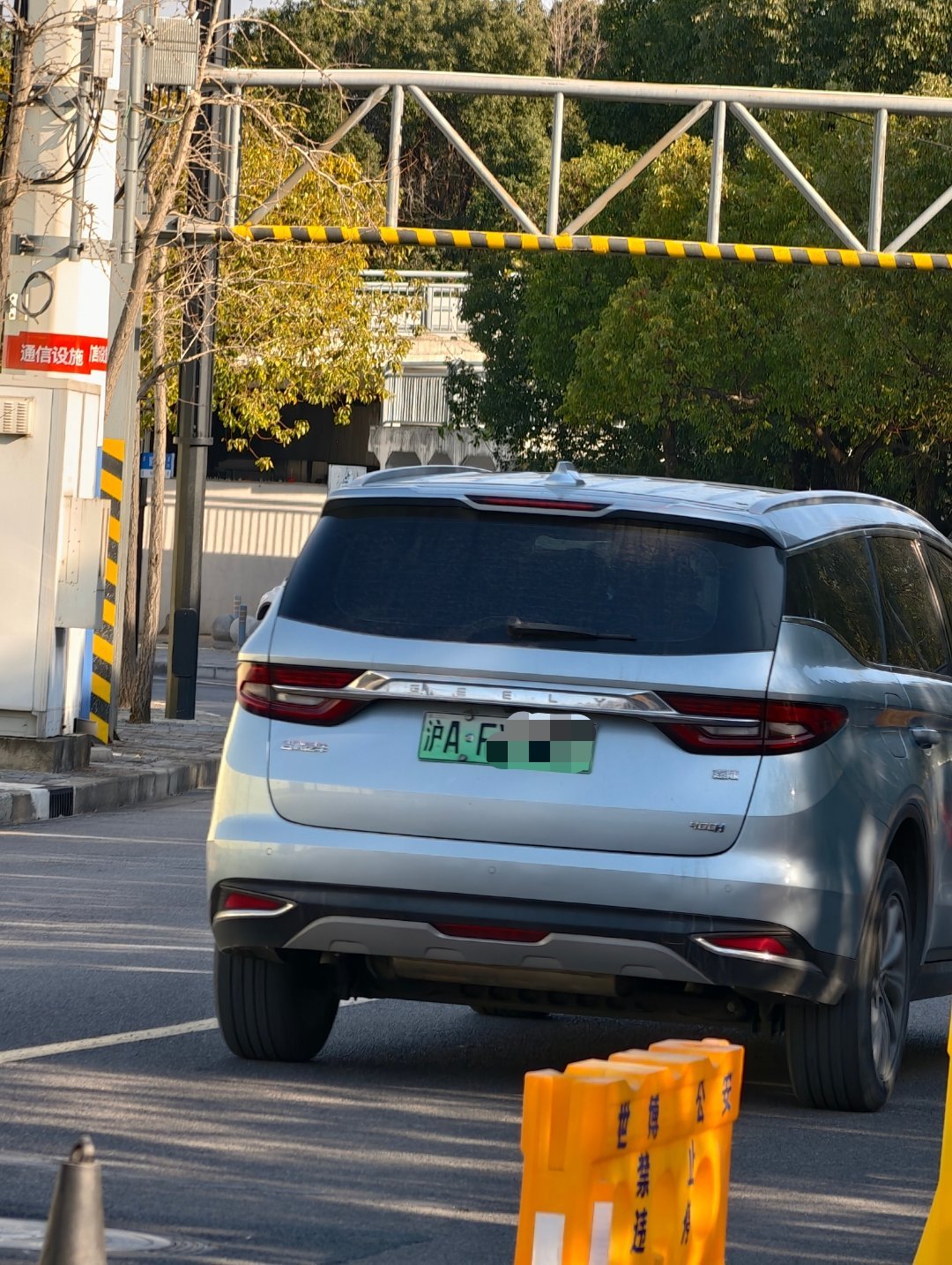 打到了坐得最难受的一次网约车——吉利嘉际PHEV。它把第二排中间的座椅硬生生拿走