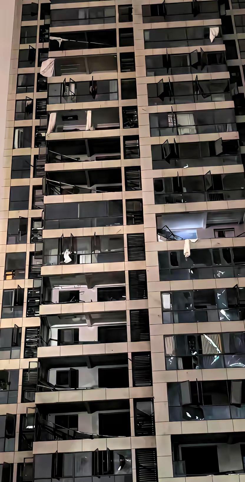 湖北黄冈突发致命自然天灾！EF2级超15级龙卷风深夜横扫小区，一住户在家中客厅毫