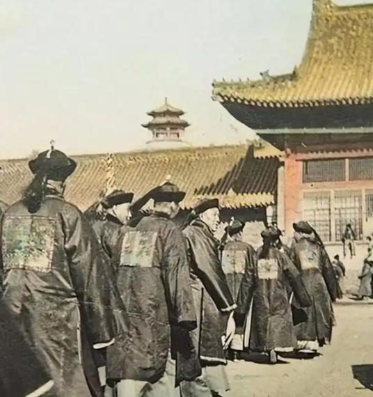 晚清：人家都打上门了，我们还在讲国际公法、文明规则、不要先开衅；抗战前：步步退让