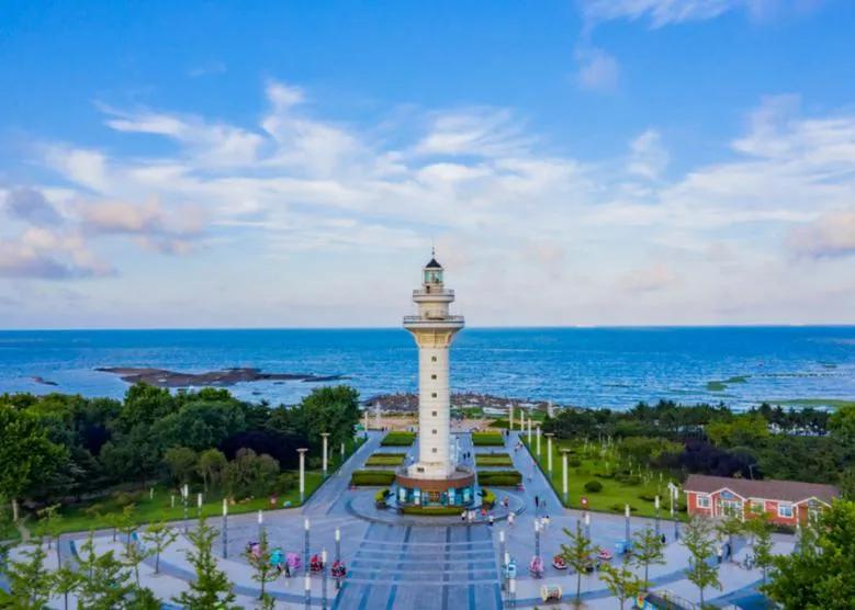 必游1.万平口海滨风景区被誉为日照的“城市会客厅”，拥有5公里平缓细腻的金