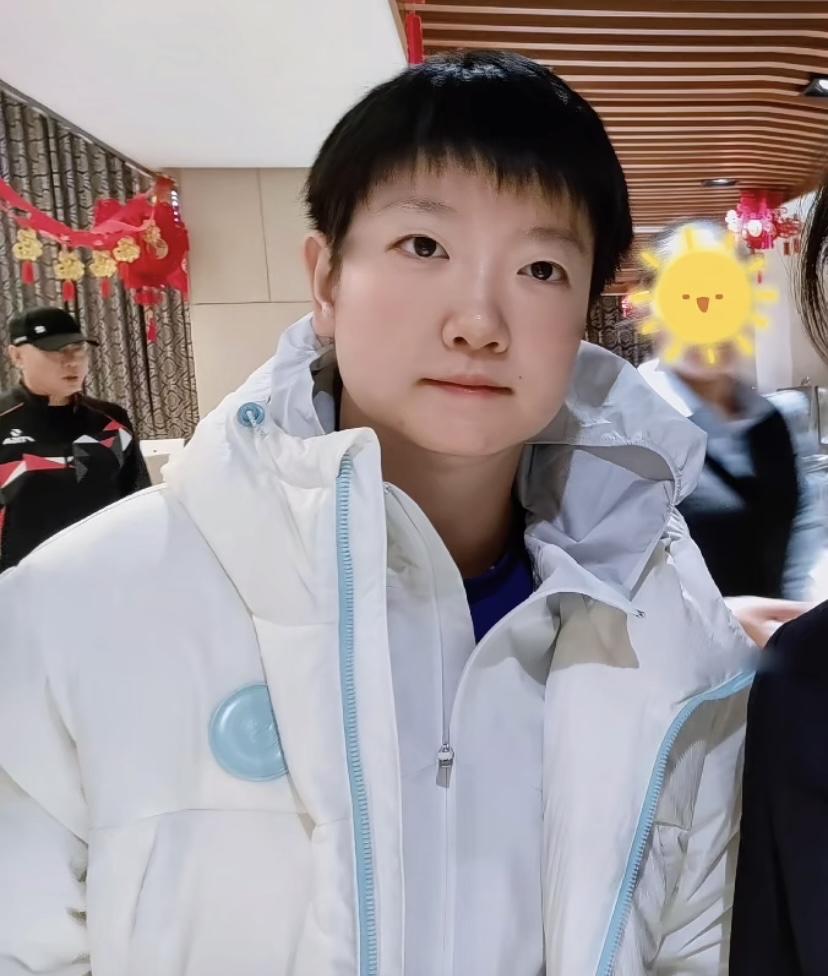 新鲜的莎莎，回到河北在小杨身边的莎莎可爱的小豆包，白白糯糯的样子，合照中看