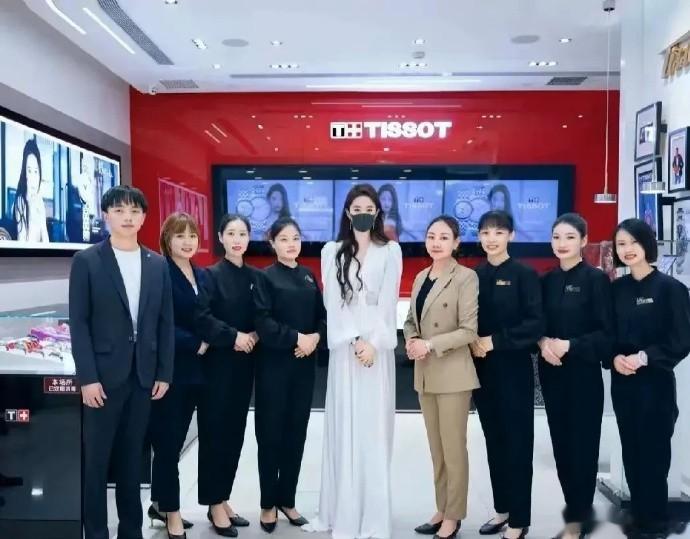 刘亦菲，知道她高，不知道她这么高是她太高了？还是其他人太矮了…