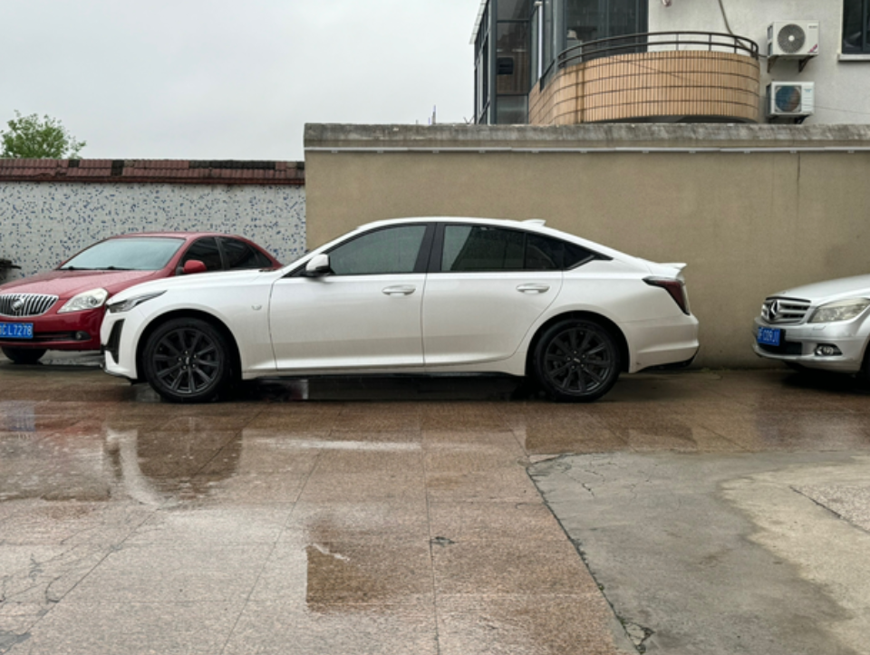 凯迪拉克CT5用车半年总结真实感受1.这个车适合没有家庭的单身男女去开,其实