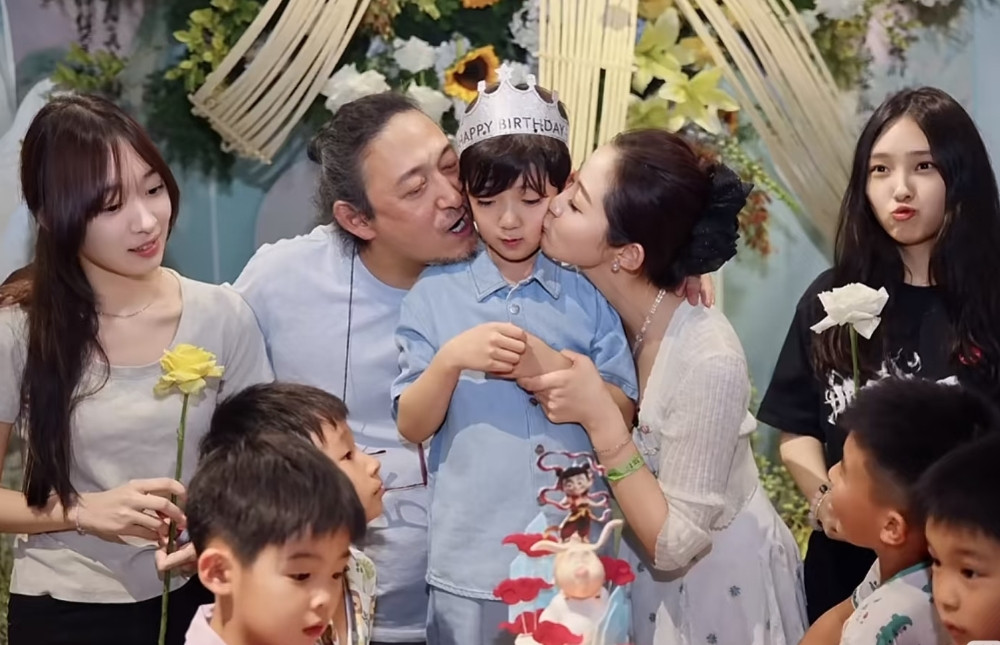 三宝和前妻冯佳其实只生了2个闺女，两个女儿现在都已经成年了，她们在国外读大学。