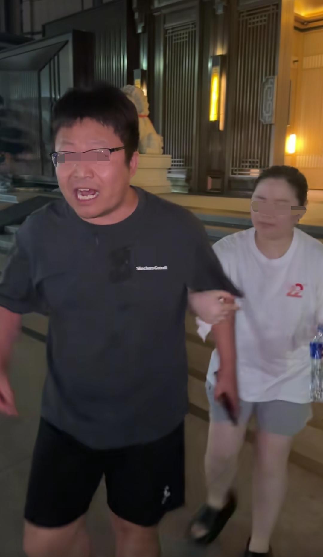 近日，福建厦门，男子酒后乘坐网约车，在车上呕吐，抵达目的地后，男子撒腿就跑，司机