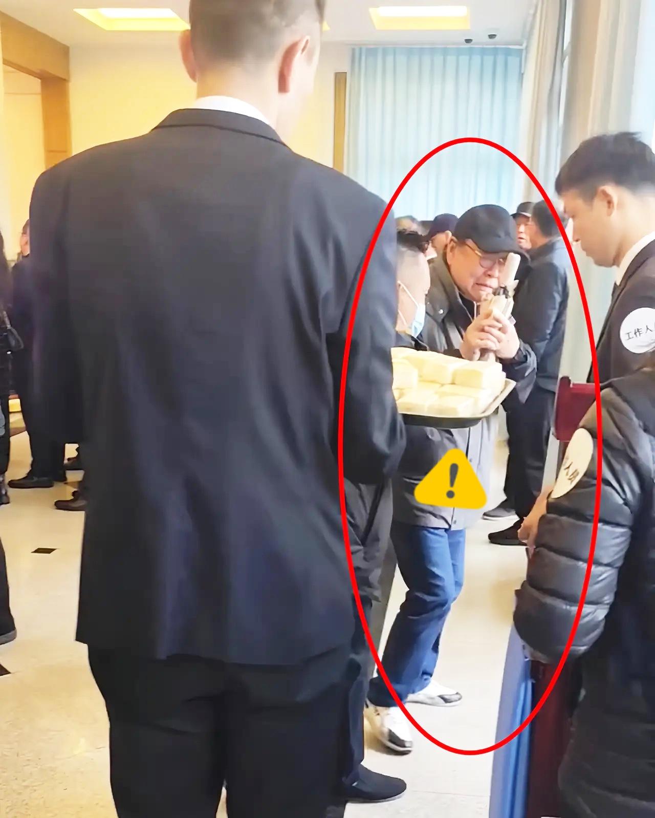 看到有人说马德华在陈丽华告别仪式上哭太厉害，有点“演”、没必要，其实真不是。