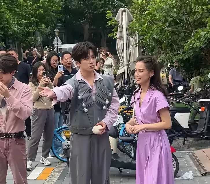 1983年出生于上海，父母都是高级知识分子，北京电影学院表演系毕业，身高1.55