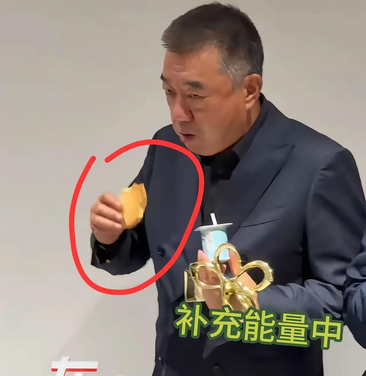 等了三年才拿到这个奖，换你，你端着？你不知道的是，就在几分钟前，董勇上台领白玉