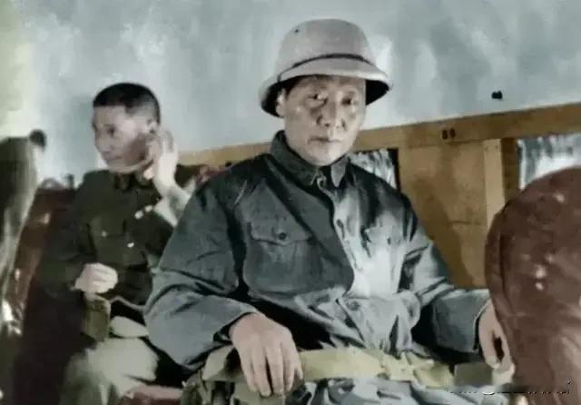 1945年8月28日，毛主席第一次坐飞机时的珍贵留影，戴着周总理送给他的考克帽
